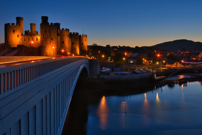 This photo was taken halfway across the bridge when the lights are on, and the colour comes out