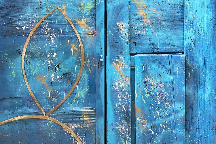 Painting door in Maccagno