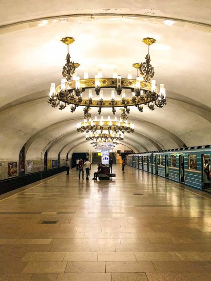 Masjestic chandeliers give the Chilonzor station ball room feels.