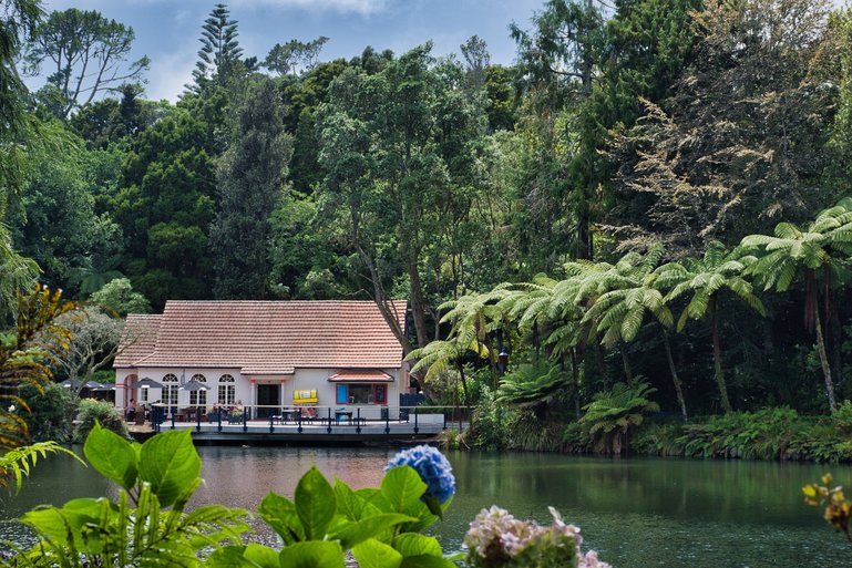 The Teahouse on the Lake has a wide range of food, including ice-creams for those hot days.