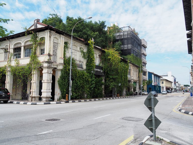 A juxtaposition of modern buildings and heritage buildings in Ipoh Old Town