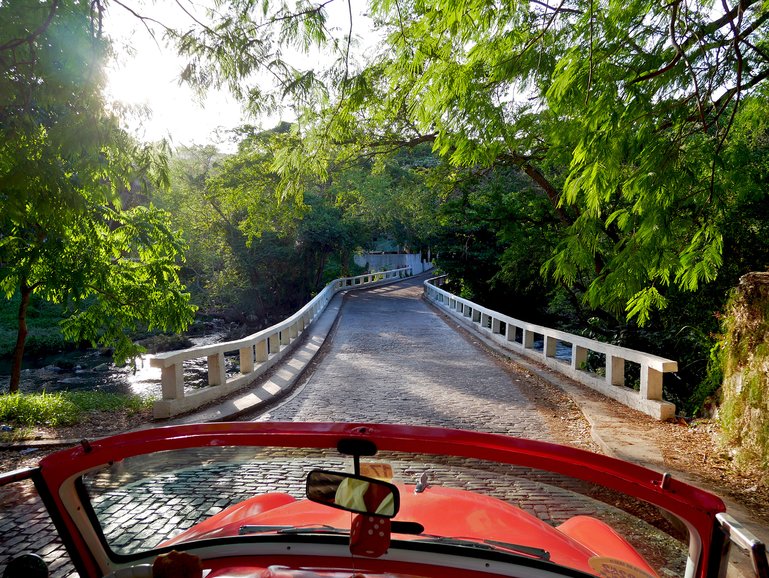 The Stone Bridge, an old structure over the river that allows passage across 30th Street from Nuevo Vedado.