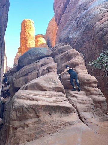 Clambering up the sandstones of Sand Dune Arch