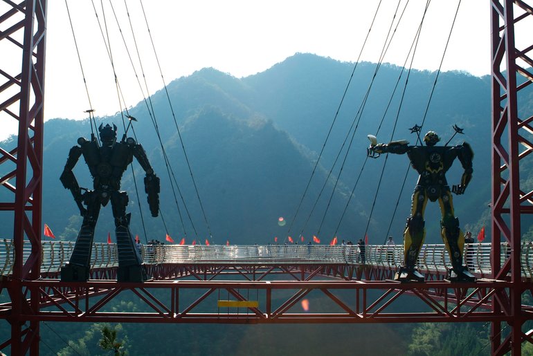 Guardians of the glass-bottomed platform