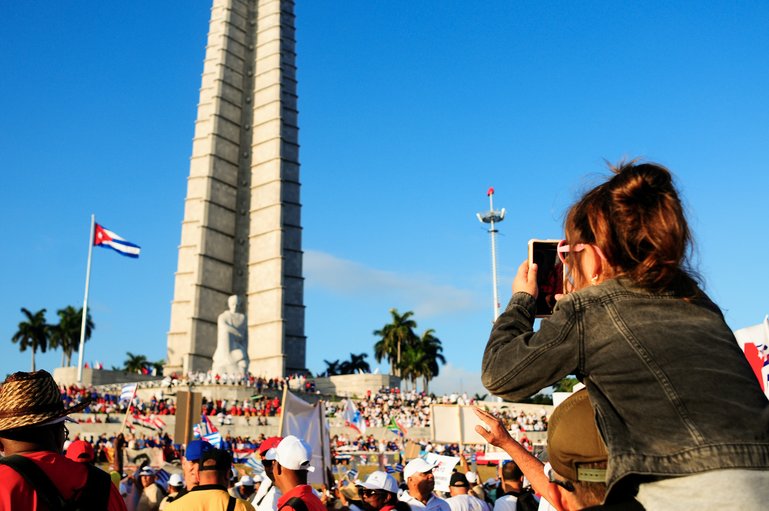 The statue's platform is used as a platform and tribune during political demonstrations.