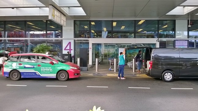 Outside of Arrival Hall at Terminal 4 in Changi Airport. Behind my back are the coach stands.