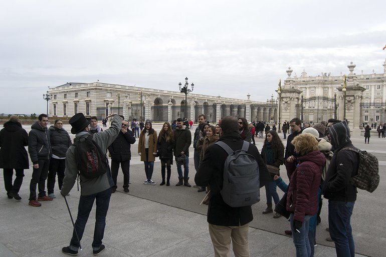 Group with a guide