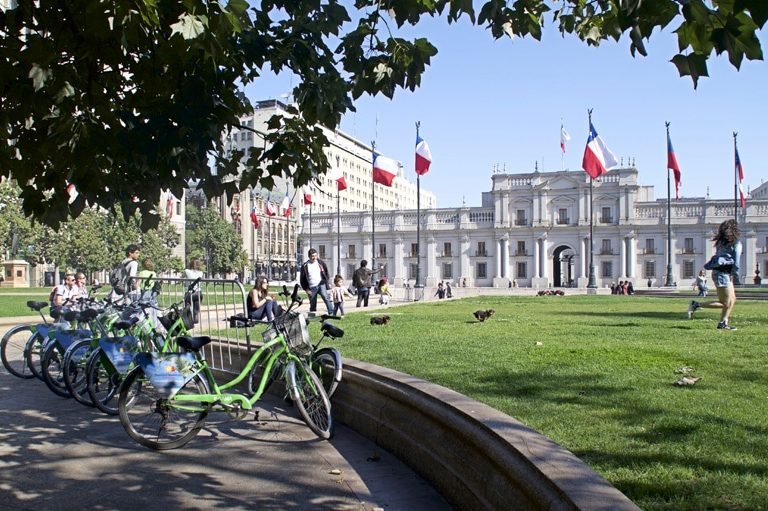 Discover the many surprises of Santiago during our afternoon tour with our green guides !
