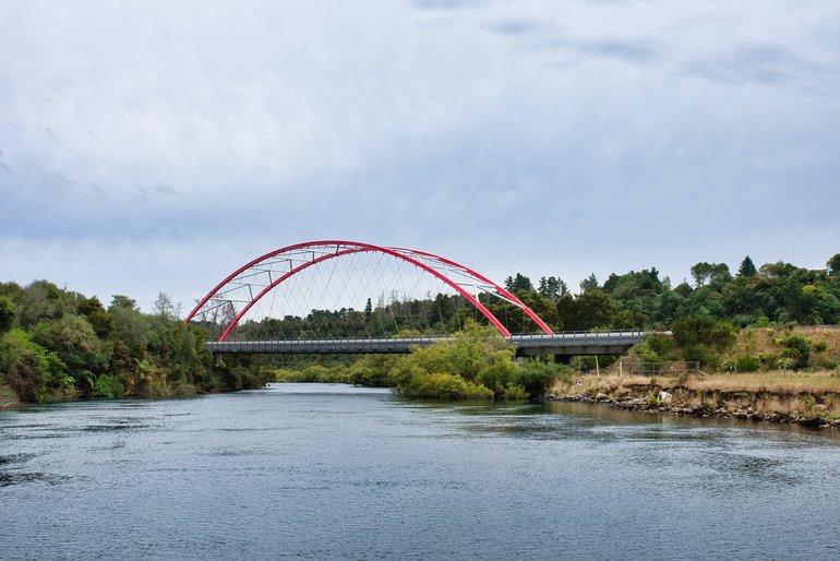 Crossing the Waikato, the Red Bridge is a bypass road of Taupo