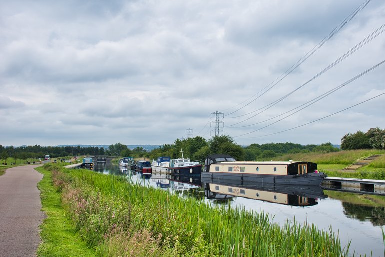 The walkway on both sides of the canal will lead you to beautiful places in the area