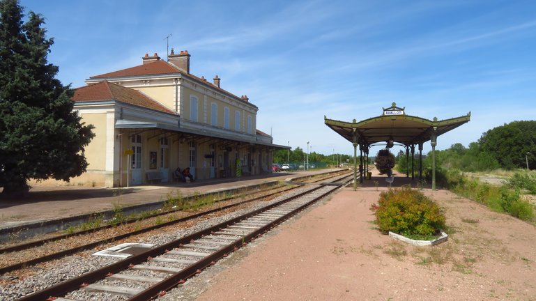 Avallon train station platform