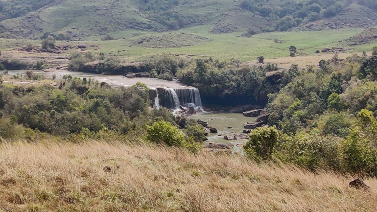 While coming back from Whistling Village,came across this beautiful Janailar Falls