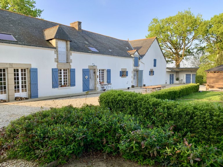 La Maison Blanche aux Volets Bleus