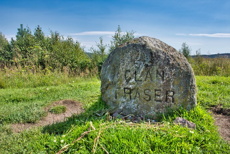 Clan markers dot the battleground