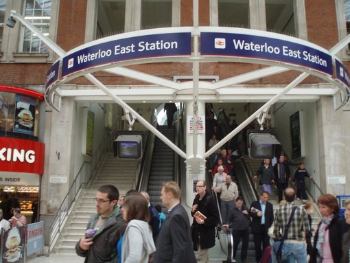 Escalator etiquette in London