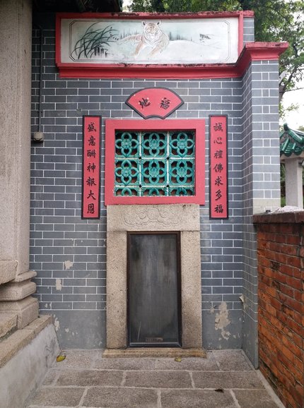 A hidden gem next to the main hall (from Qing Dynasty) 