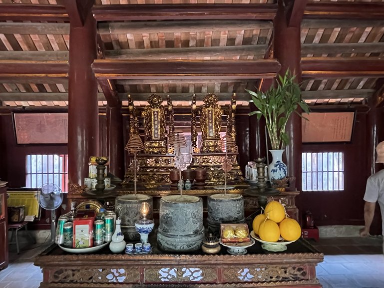Altar in the Dinh Tien Hoang Temple