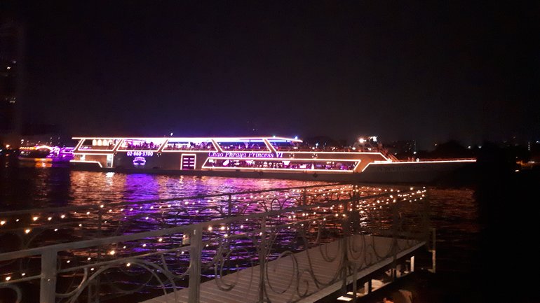 Diner cruise in the river