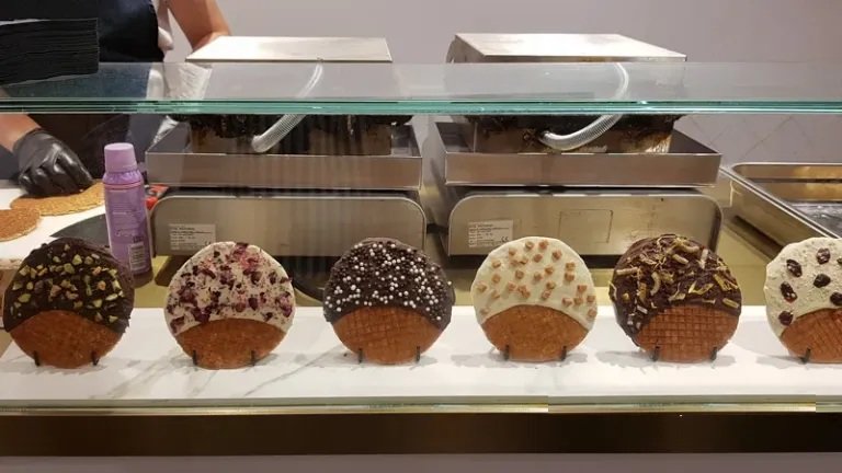 Stroopwafel (waffles with syrup)