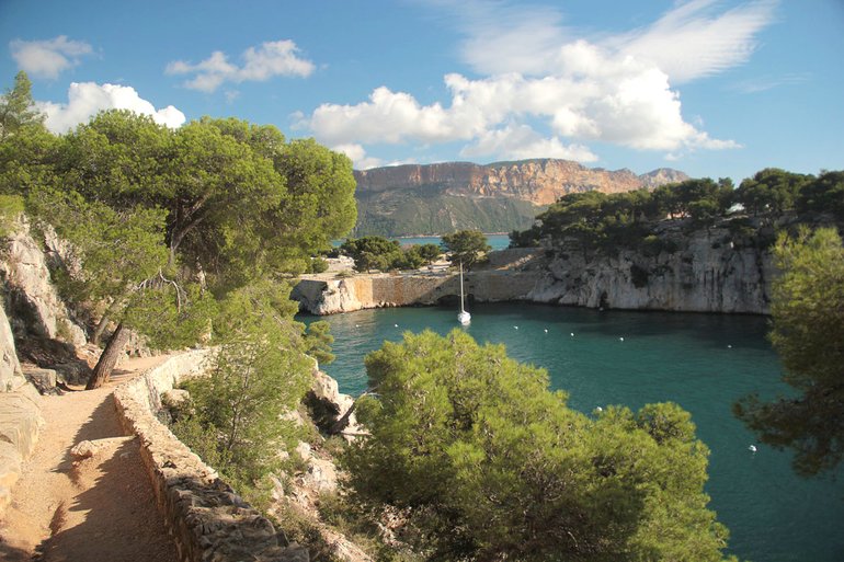 The hiking path to En Vau beach from village Cassis