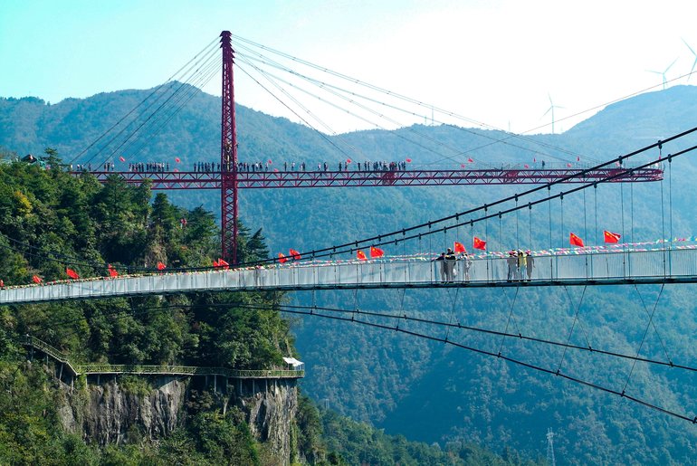 The glass skywalks of Lingjiangyuan