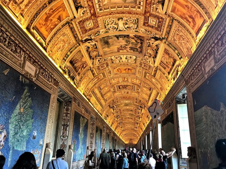 Look at that amazing ceiling! This is mind blowing..