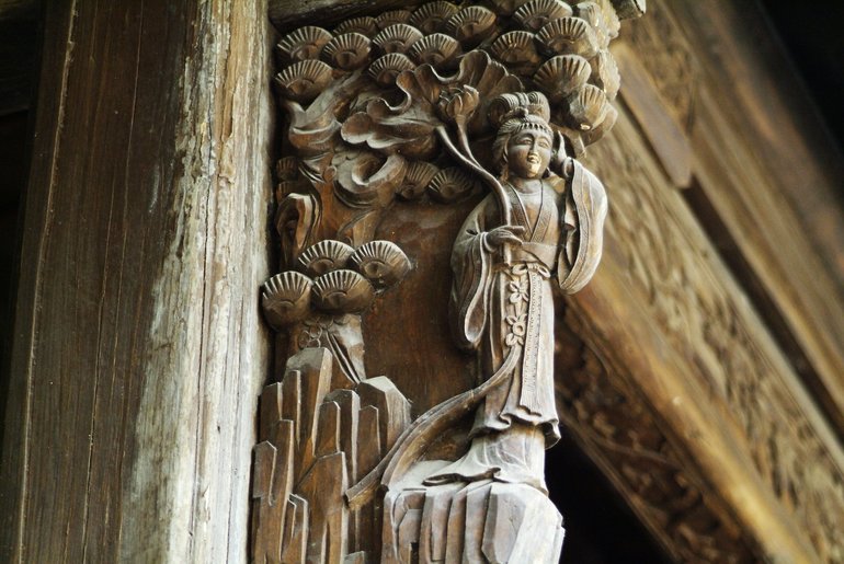 A beautiful carving on the front façade of Chongyang Temple