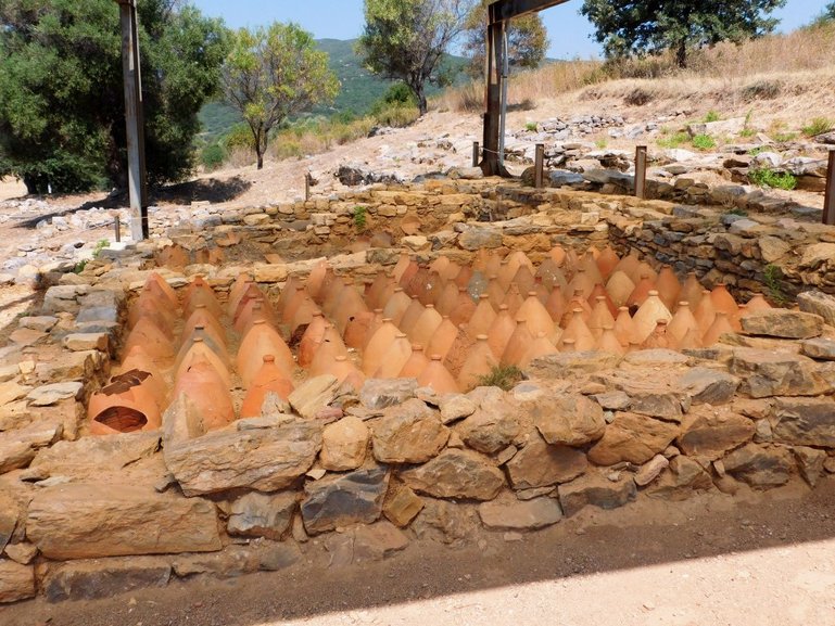 Floor with pointed amphorae at Zoni