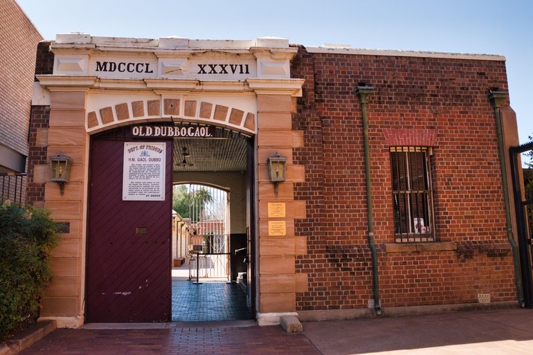 The entrance to the Old Dubbo Gaol down a laneway