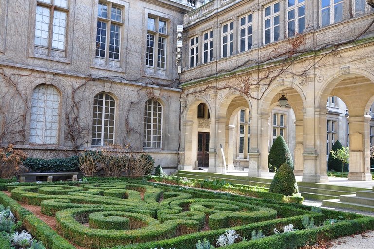 Musee Carnavalet gardens