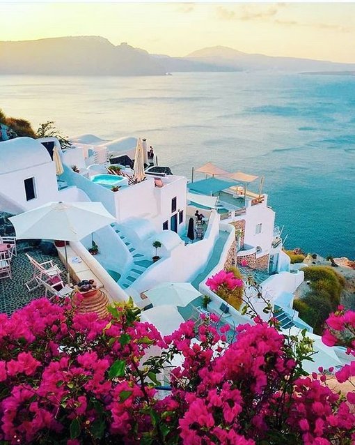 How to visit Santorini on a budget