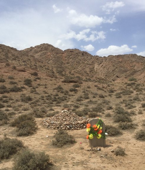 One of the many graves to be found alongside the wall